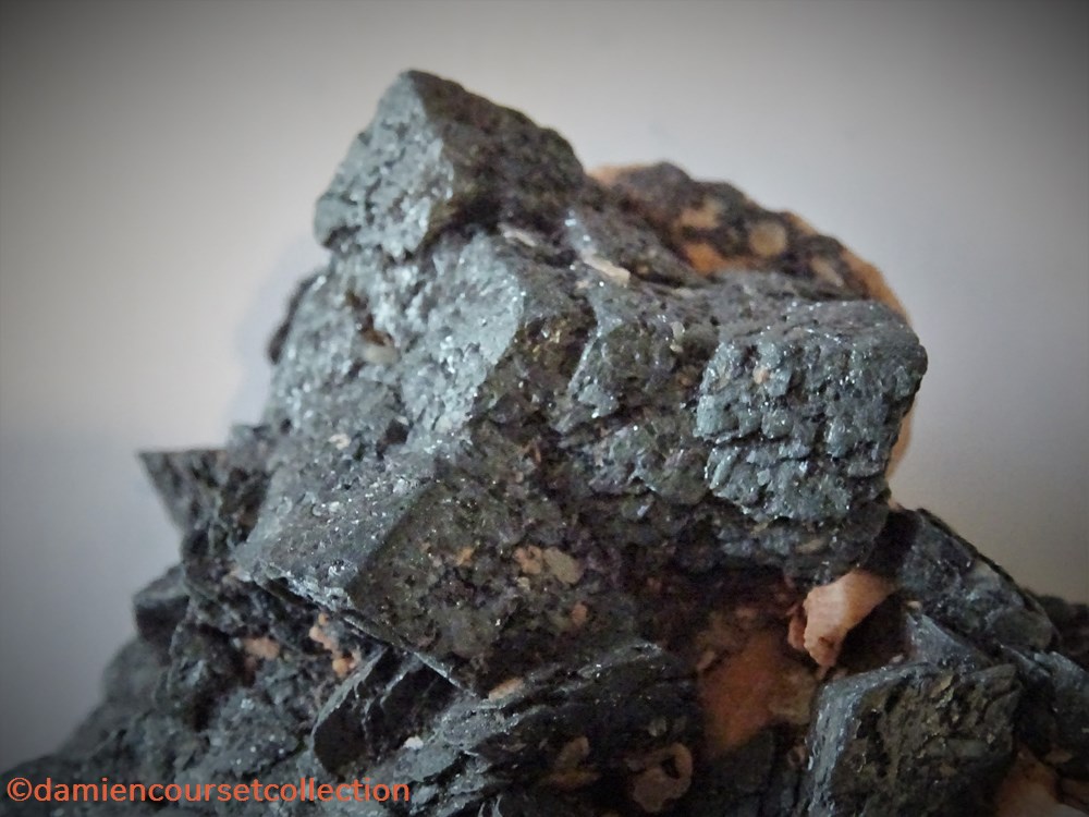 Hématite (pseudomorphe après Sidérite) sur Microcline 3 mineraux meteorite hematite pseudomorphe apres siderite sur microcline