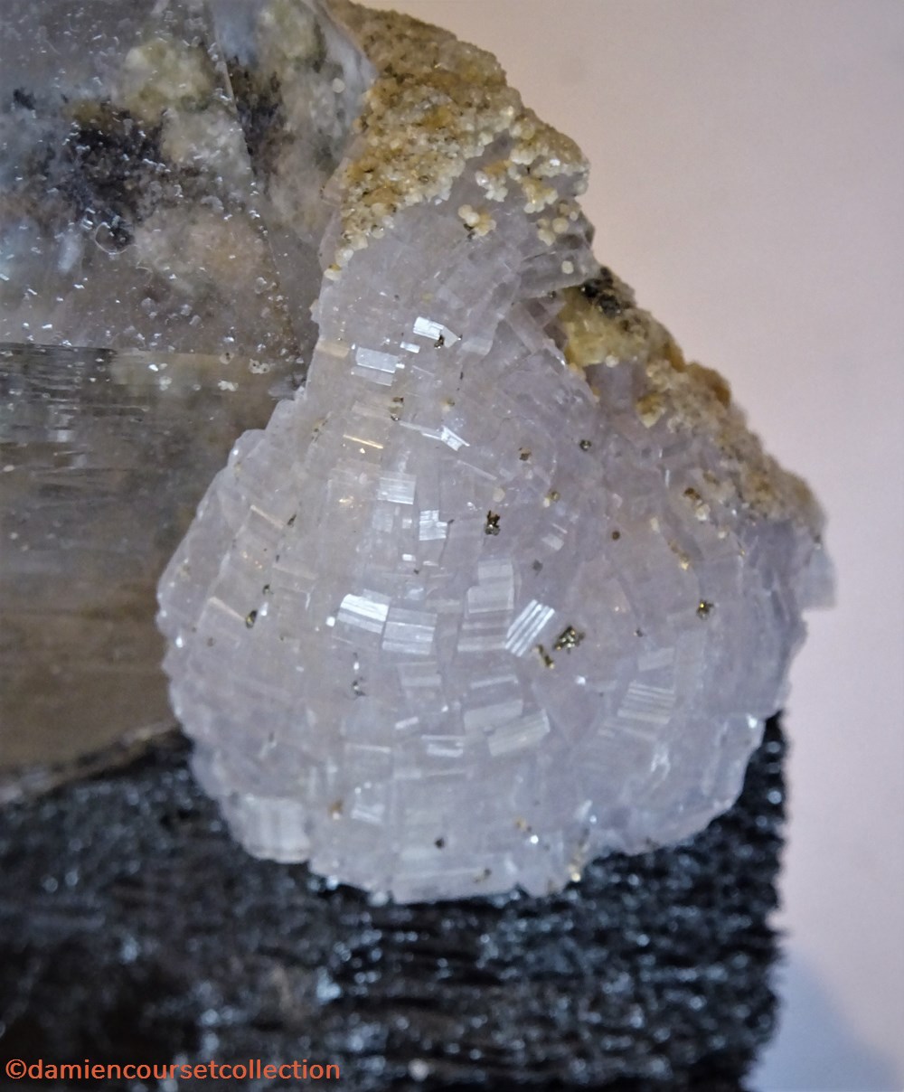Apatite sur Quartz et Wolframite mineraux meteorites fluorapatite apatite sur quartz et wolframite