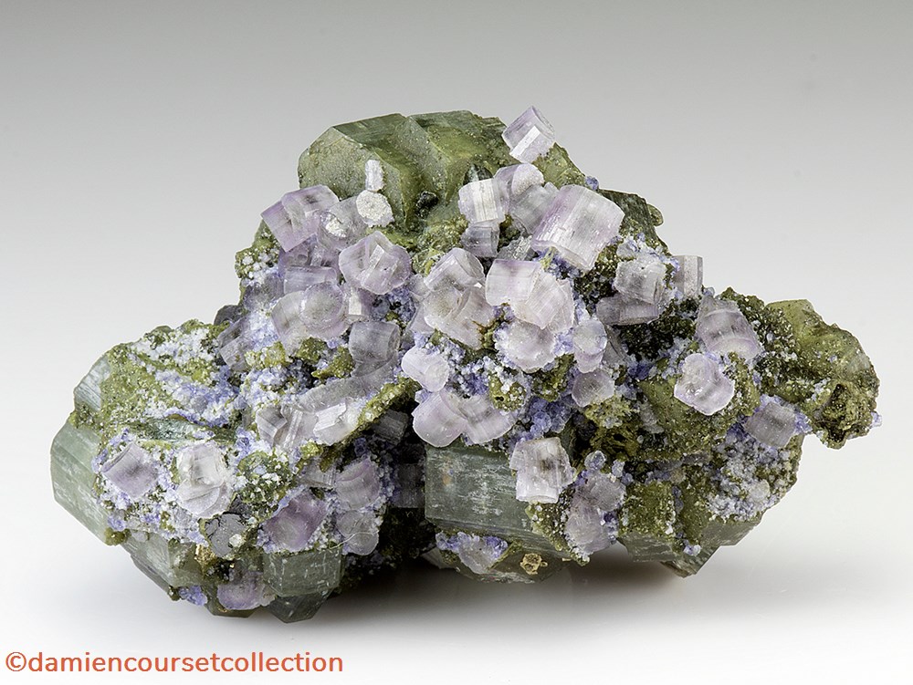 Apatite rose sur Apatite verte 2 mineraux meteorites fluorapatite apatite rose sur apatite verte