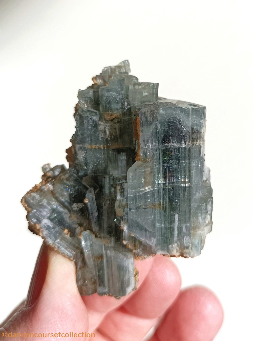 mineraux meteorites fluorapatite apatite bleu vert flottant