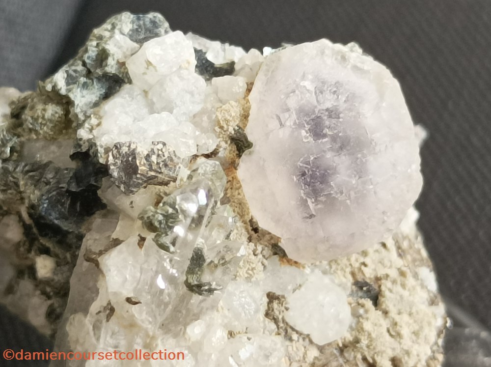 Fluorite bicolore 3 mineraux meteorites fluorite bicolore