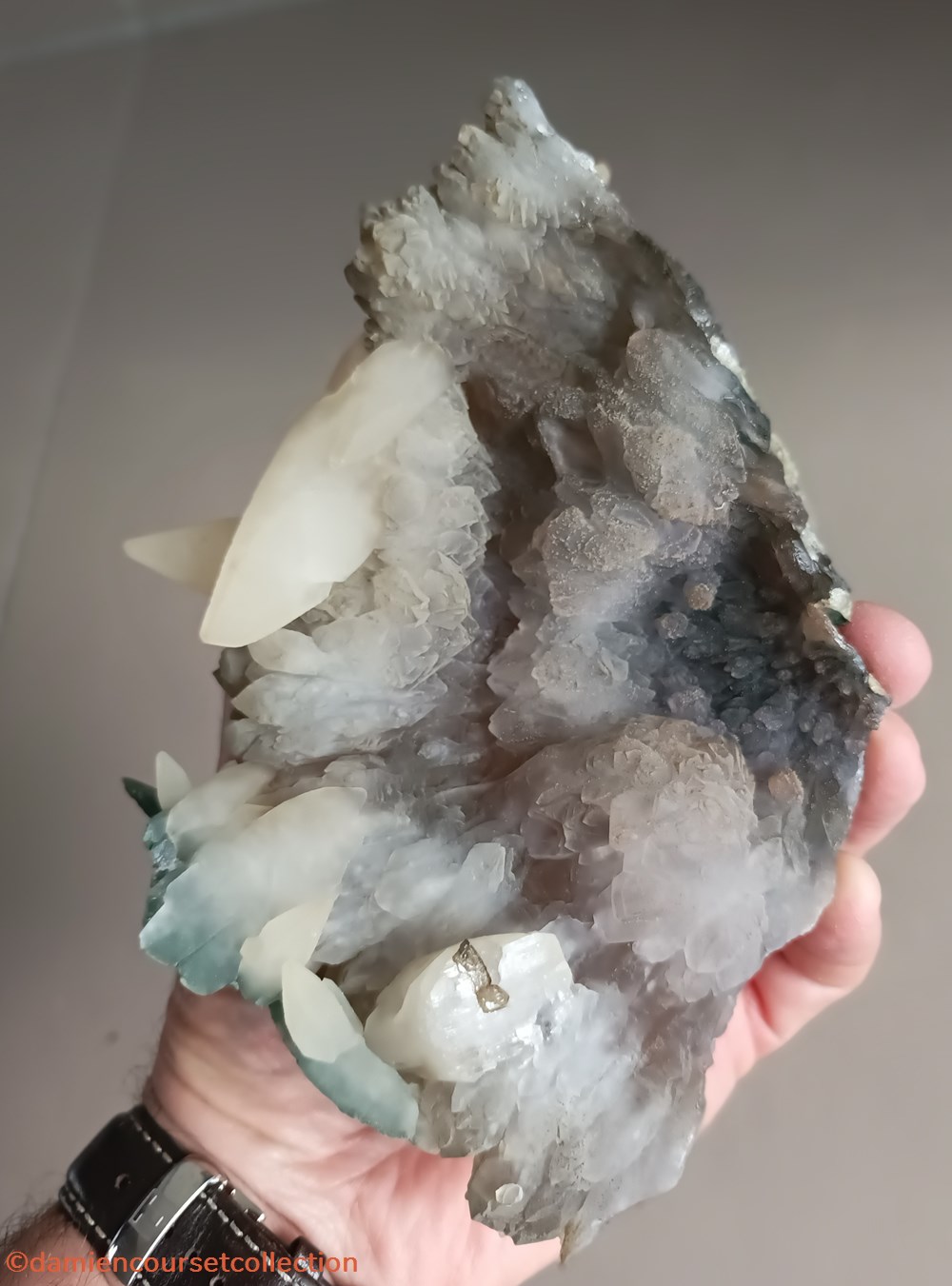 mineraux meteorites calcite sur calcedoine