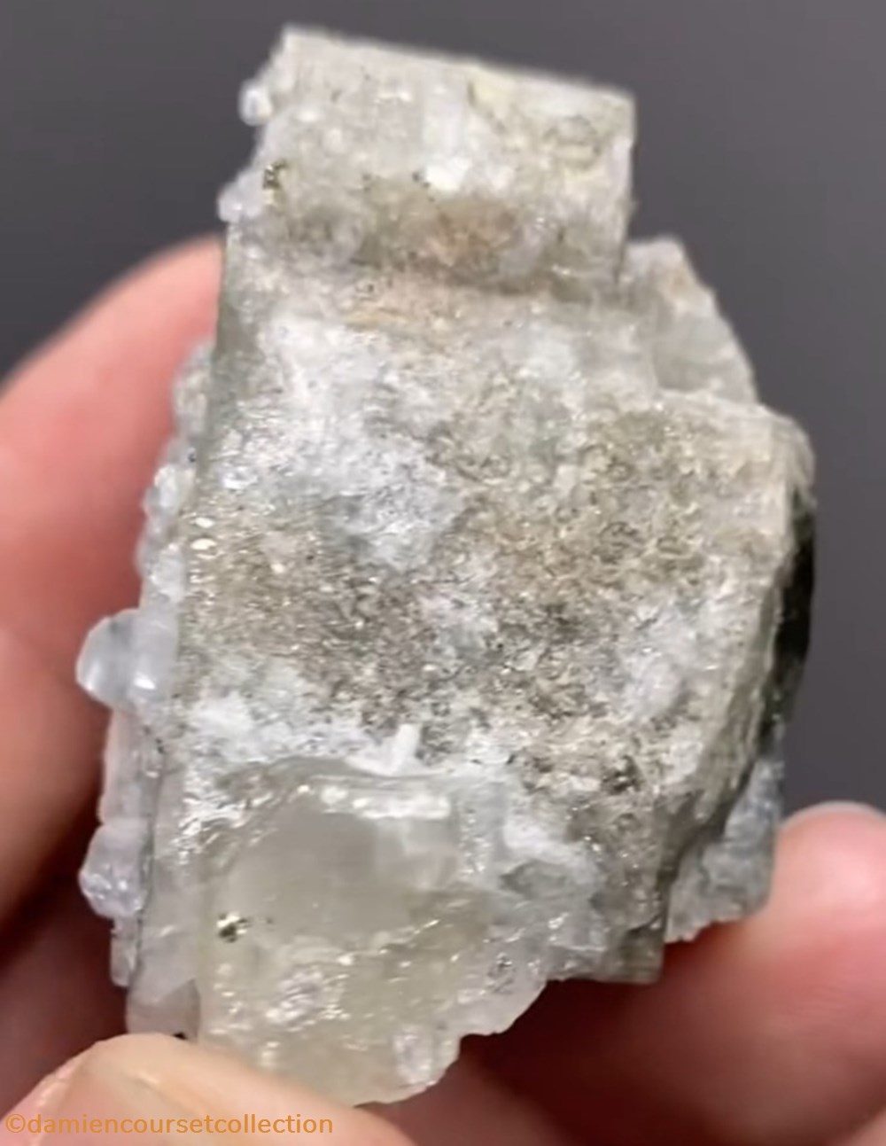 mineraux meteorites topaze sur apatite