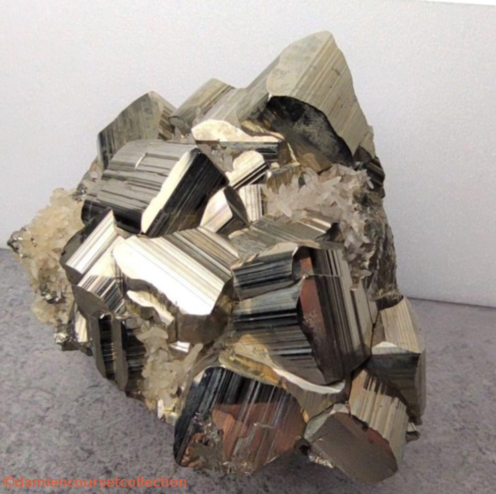 mineraux meteorites pyrite et quartz perou