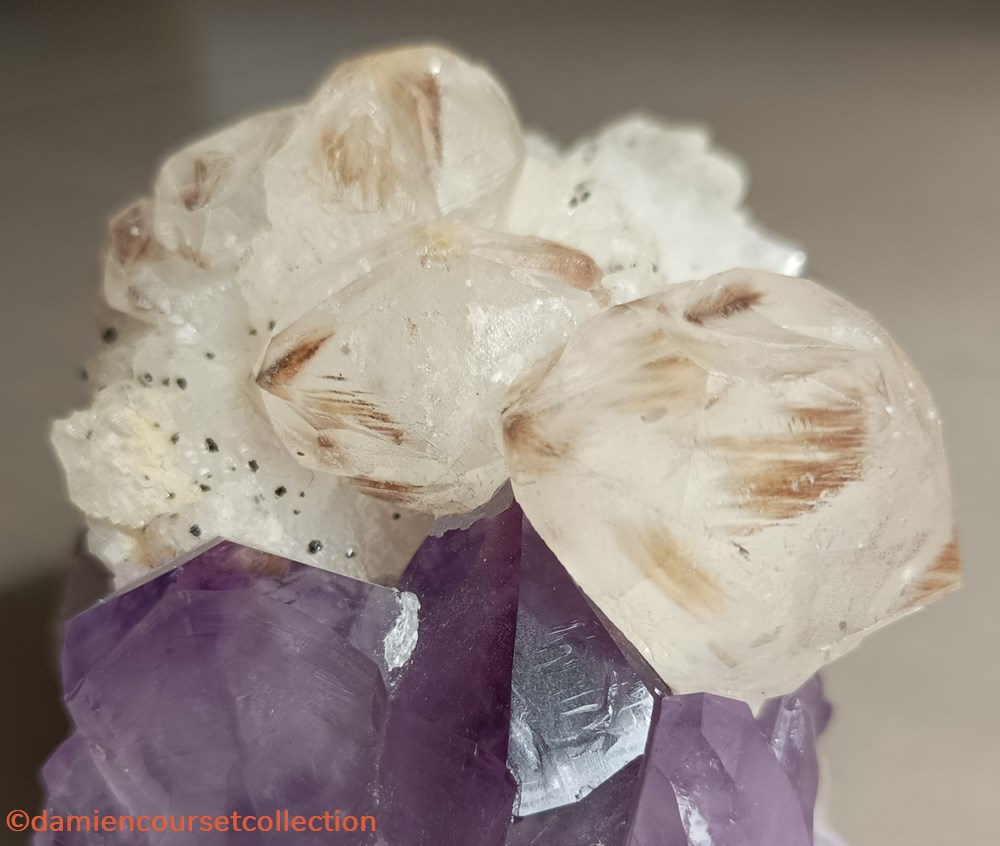 Calcite sur Amethyste mineraux meteorites calcite sur amethyste