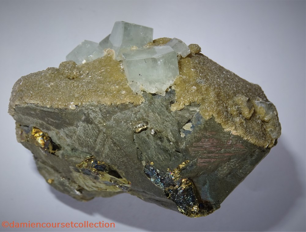 mineraux meteorite chalcopyrite siderite et apatite