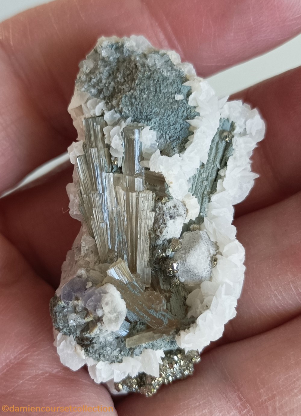 mineraux meteorites fluorapatite apatite fluorite et calcite