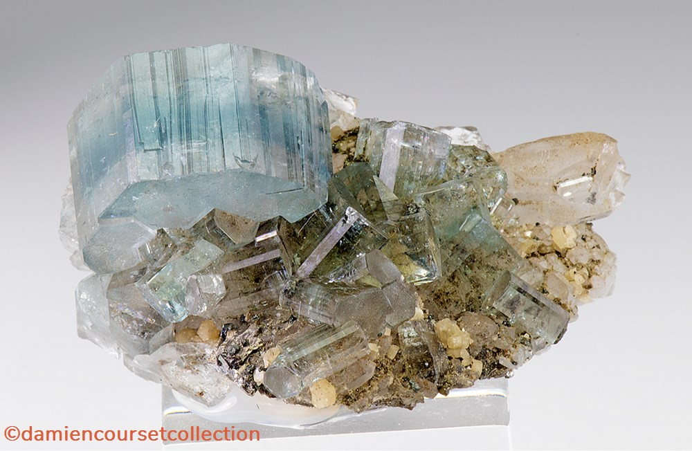 Apatite bleue 3 mineraux meteorites fluorapatite apatite bleue