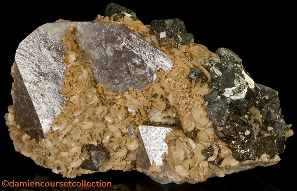 mineraux meteorites pyrite et siderite sur quartz