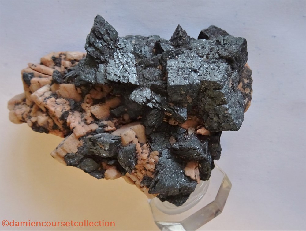 Hématite (pseudomorphe après Sidérite) sur Microcline mineraux meteorite hematite pseudomorphe apres siderite sur microcline