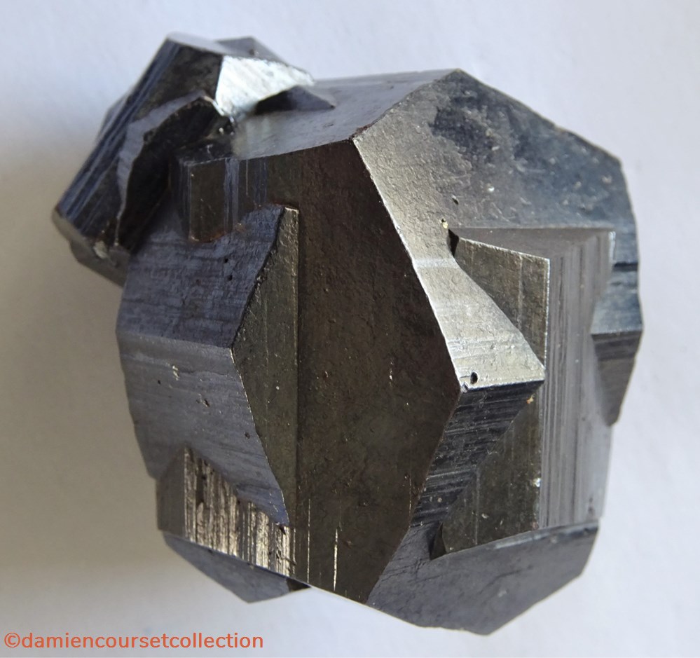 mineraux meteorites pyrite croix de fer
