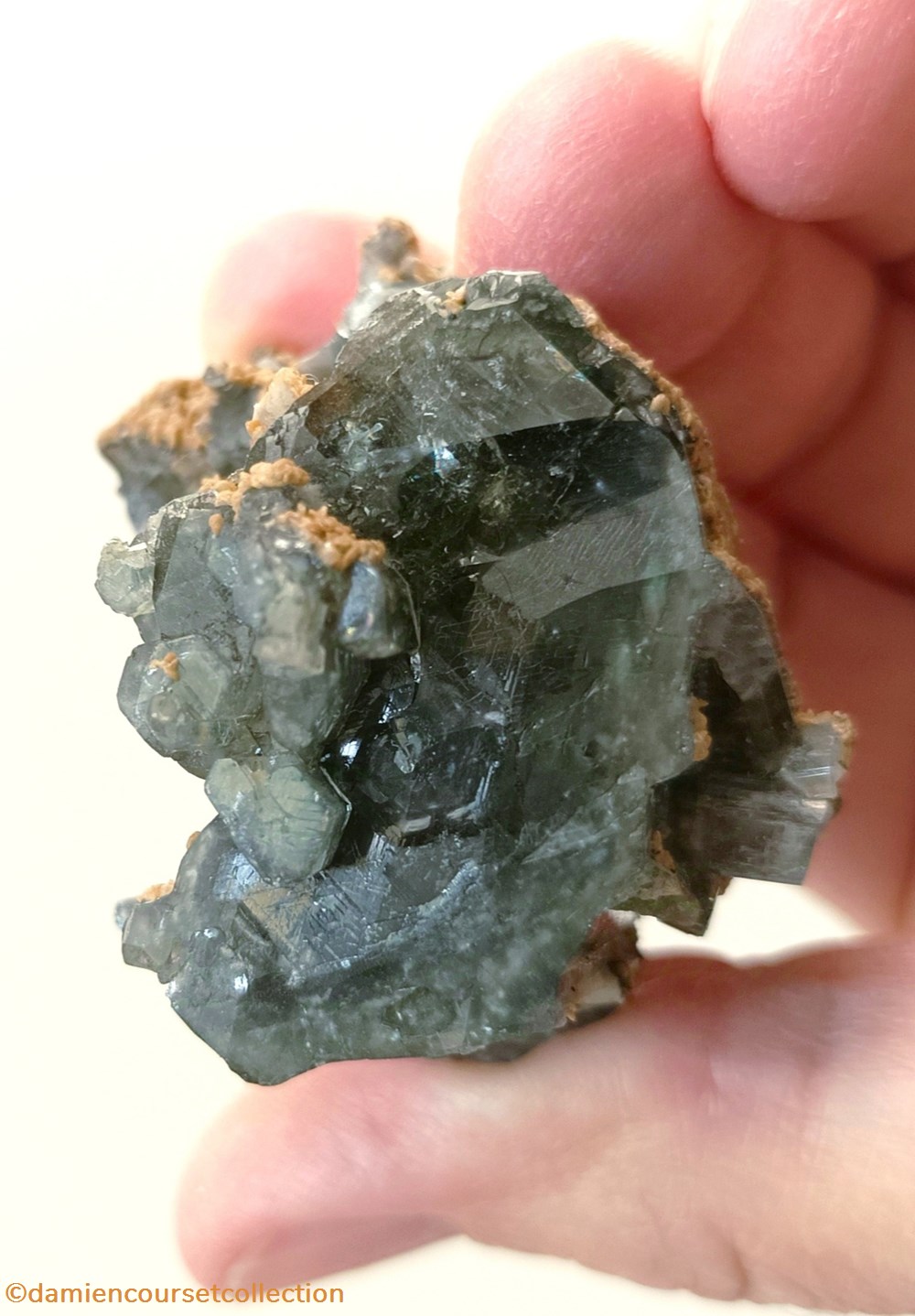 mineraux meteorites fluorapatite apatite bleu vert flottant