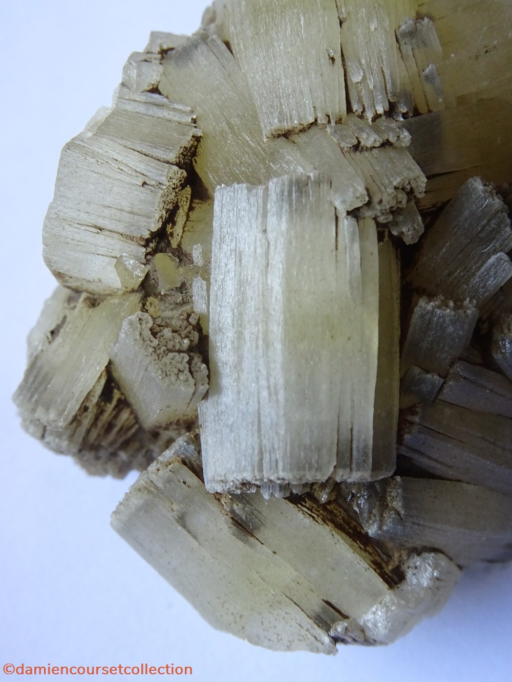 mineraux meteorites fluorapatite apatite fibreuse