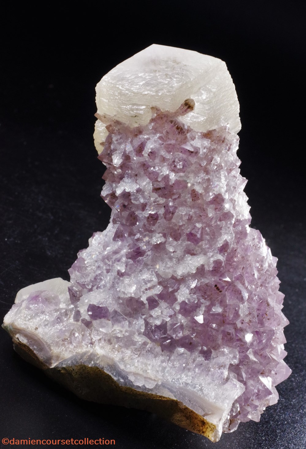 Calcite sur Amethyste 2 mineraux meteorites quartz calcite sur amethyste