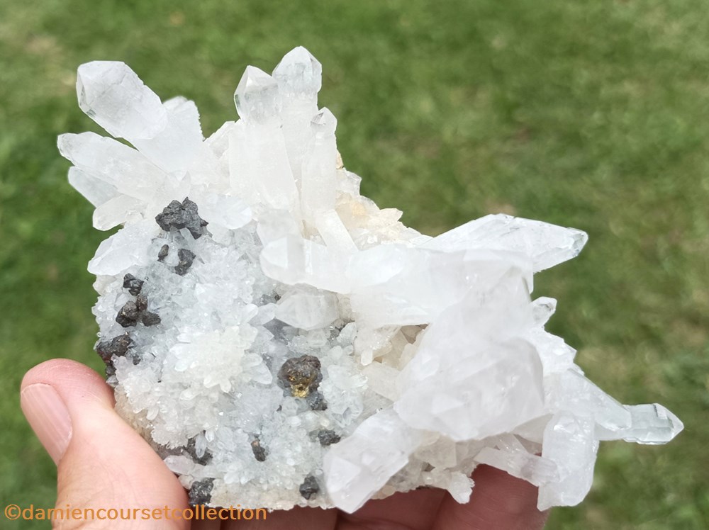 Quartz sceptre et chalcopyrite 3 mineraux meteorites quartz sceptre et chalcopyrite