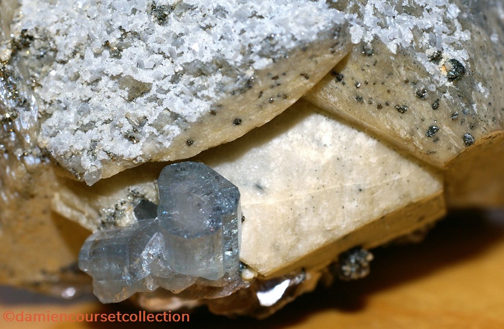 Sidérite et Apatite 2 mineraux meteorites siderite et apatite