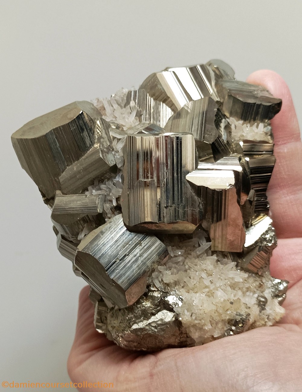 mineraux meteorites pyrite et quartz perou