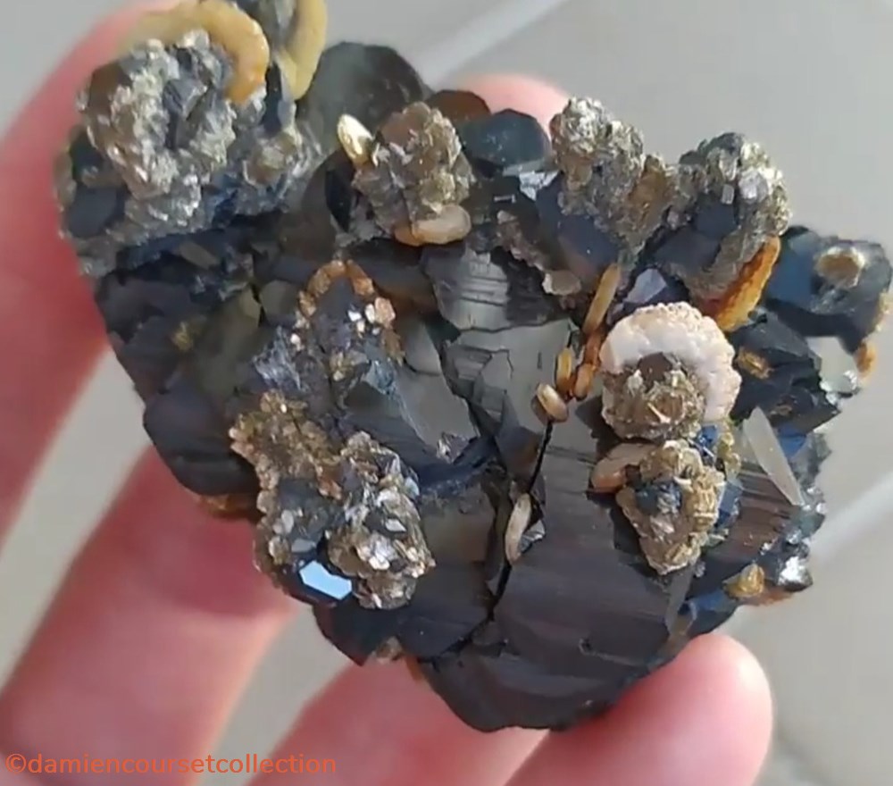 Sphalérite brillante, Siderite et Muscovite 2 mineraux meteorites sphalerite brillante siderite et muscovite