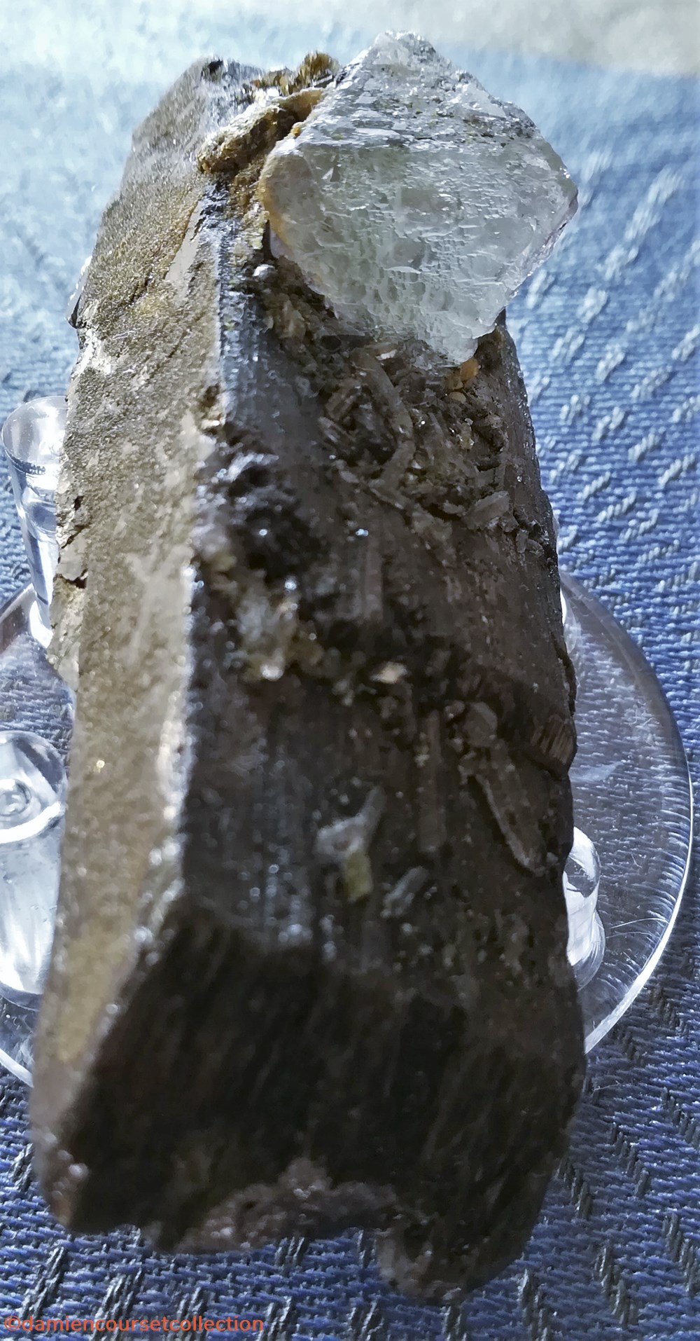 Fluorite octaèdrique sur Wolframite 4 mineraux meteorites fluorite octaedrique sur wolframite