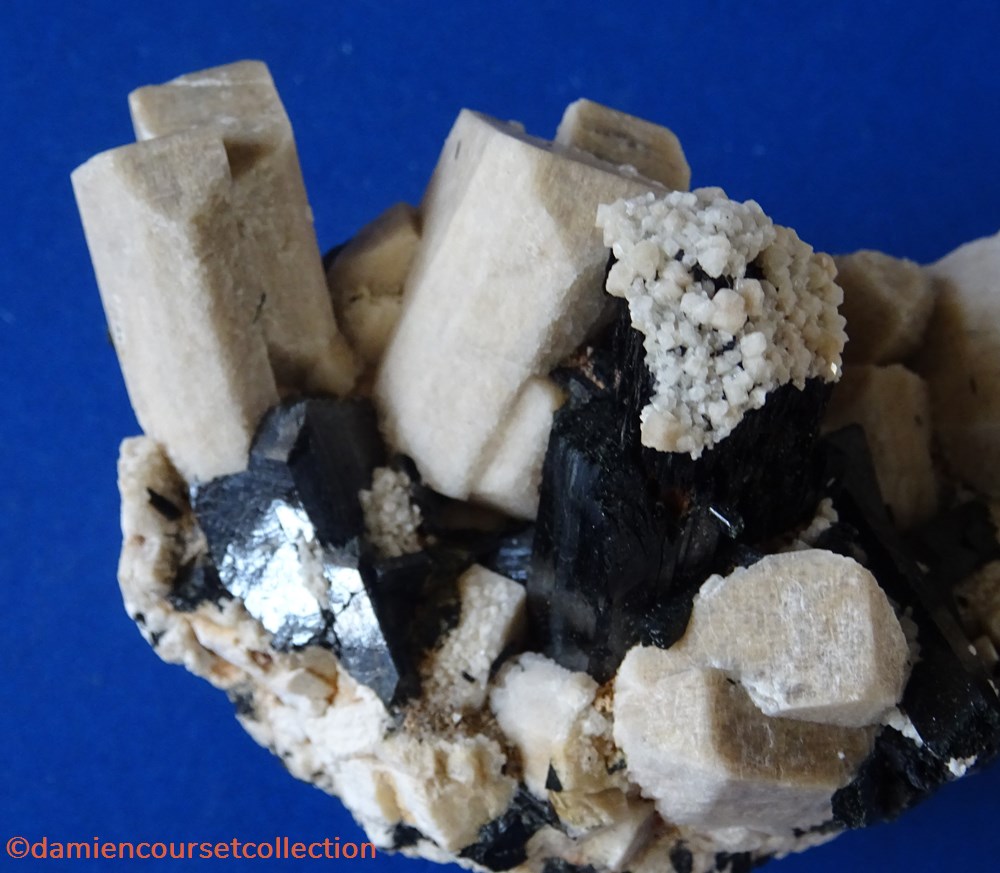 Aegirine sur Orthose maclée 4 mineraux meteorites microcline aegirine sur orthose maclee