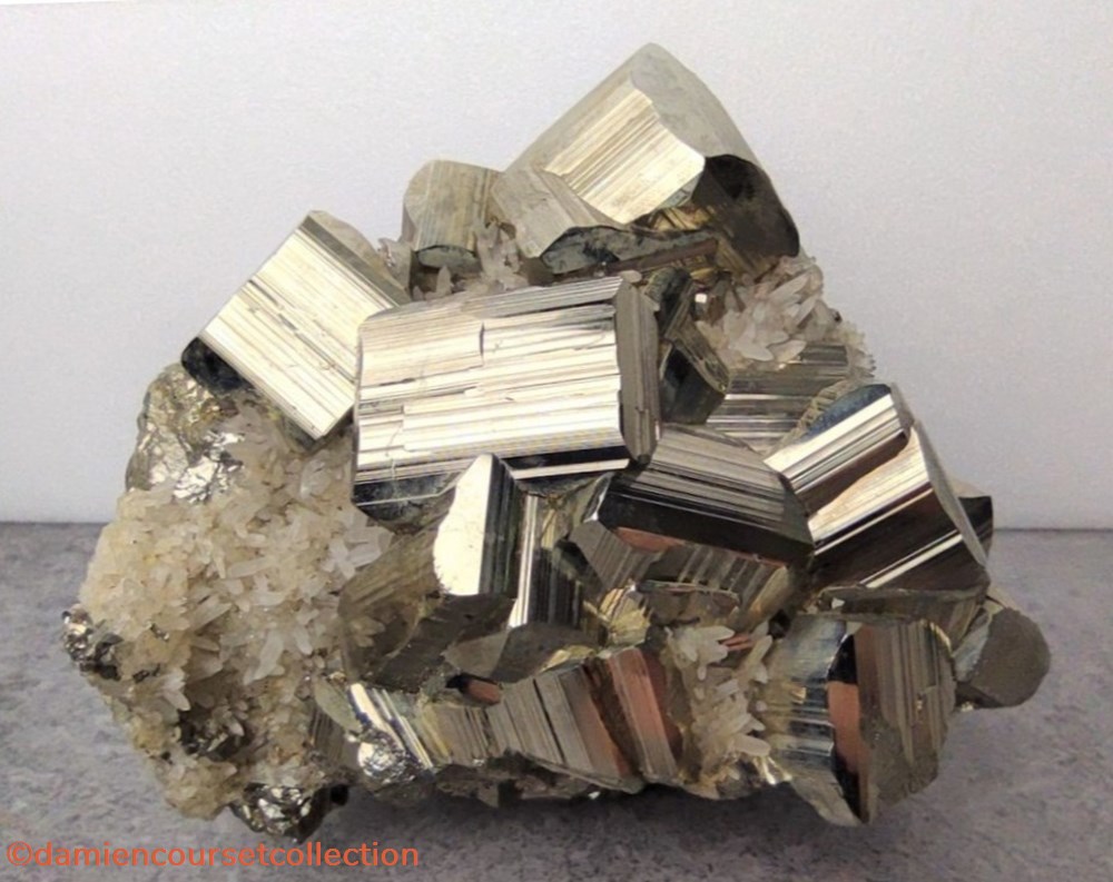 mineraux meteorites pyrite et quartz perou