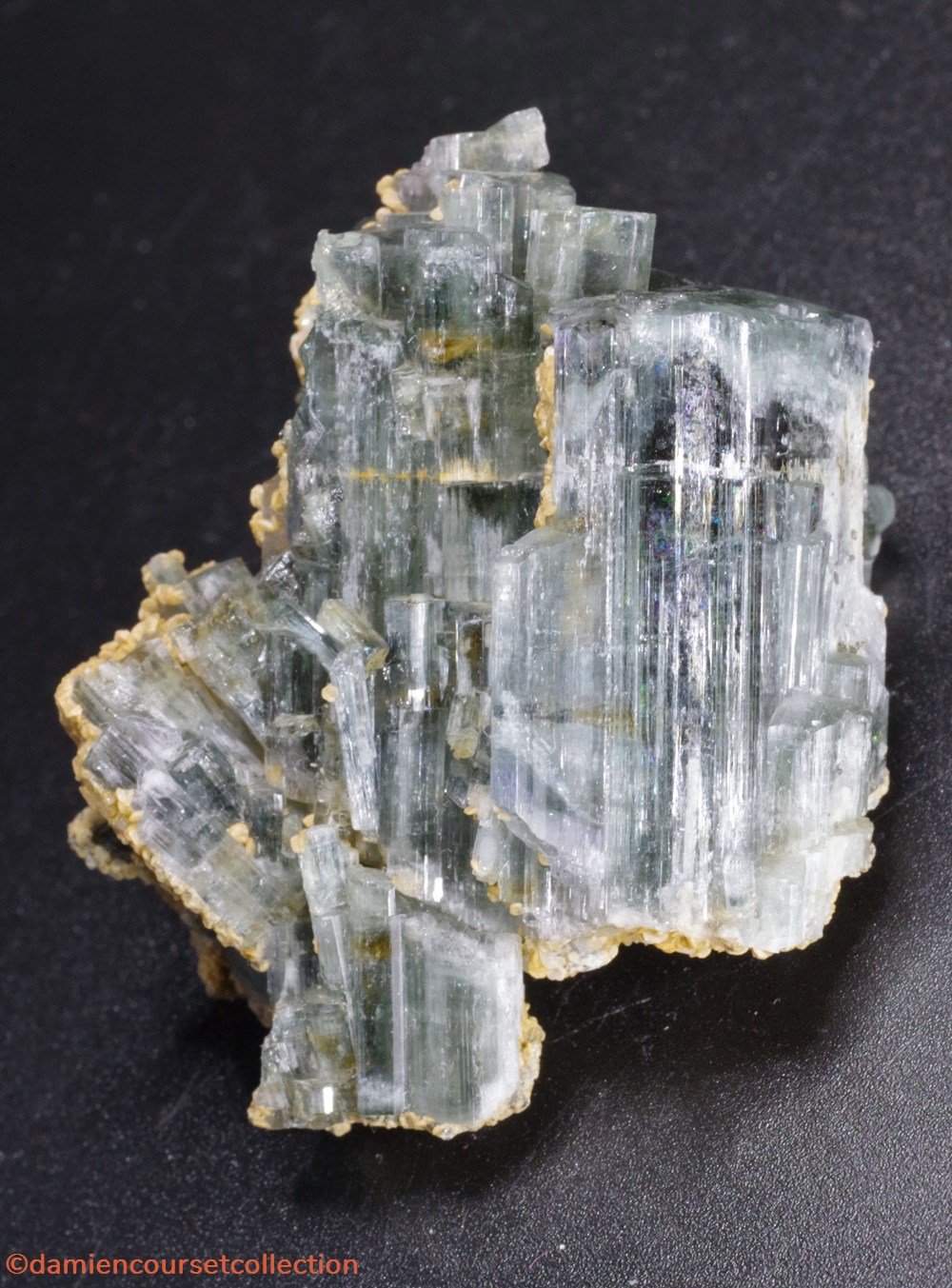 mineraux meteorites fluorapatite apatite bleu vert flottant