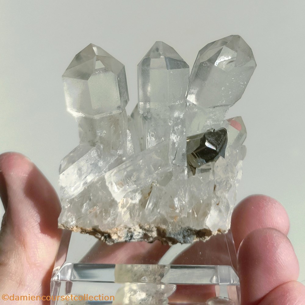 mineraux meteorites quartz sceptre et pyrite
