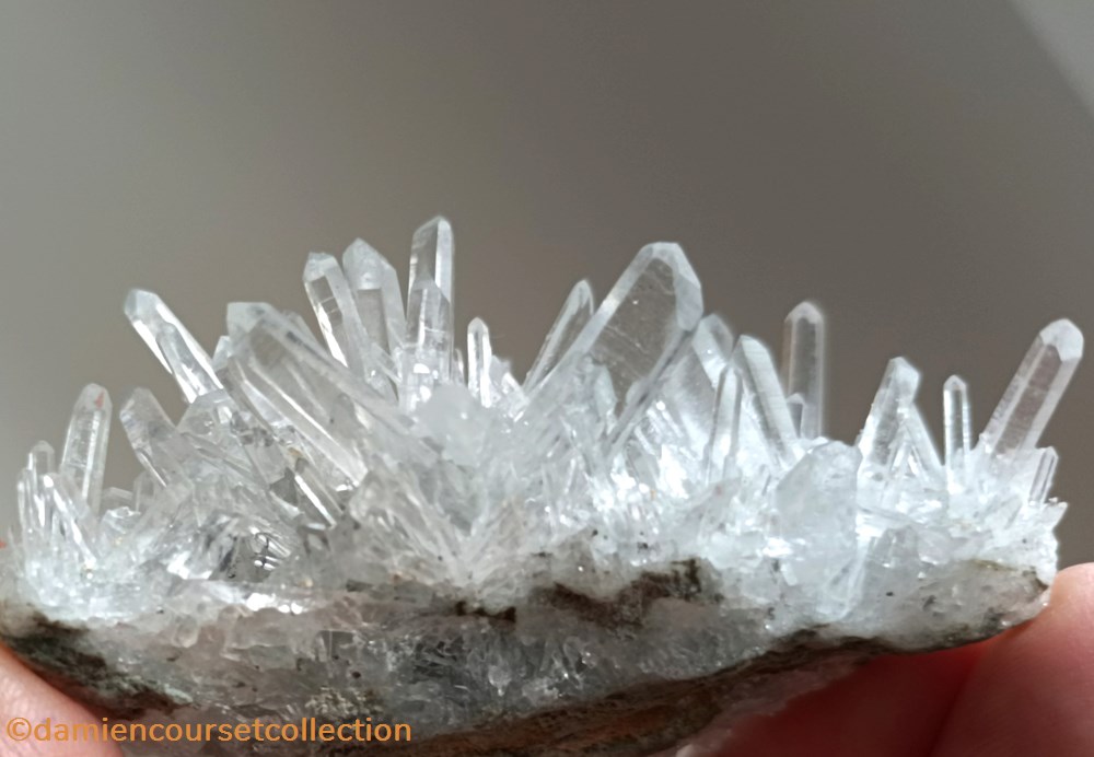 Quartz (plusieurs macles) 3 mineraux meteorites quartz plusieurs macles