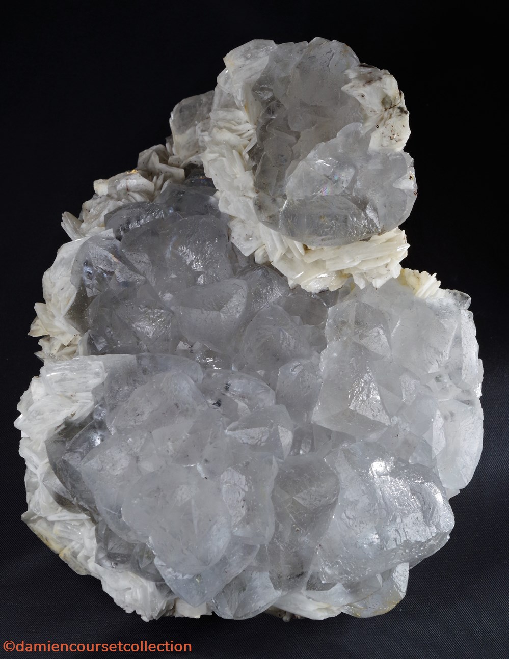 Fluorite (tétrahexaédre) et Barite XXL 5 mineraux meteorites tetrahexaedrique fluorite tetrahexaedre et barite xxl