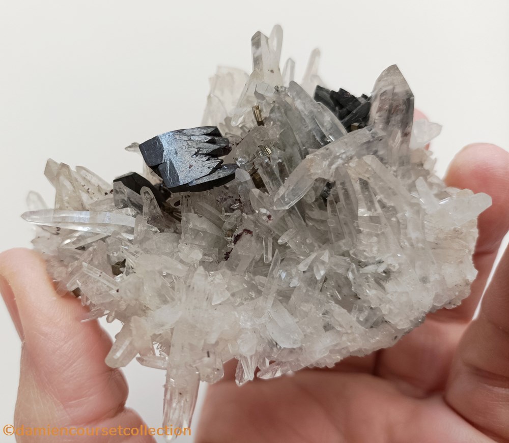 mineraux meteorites hubnerite et quartz macle