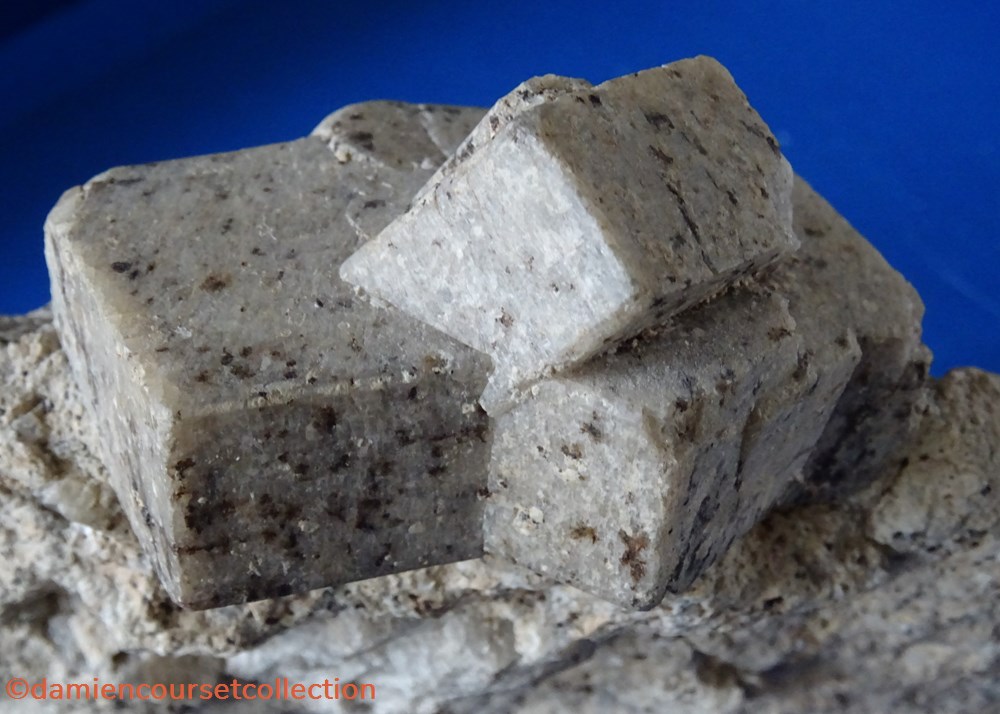 mineraux meteorites microcline sanidine roc de courlande chastreix puy de dome
