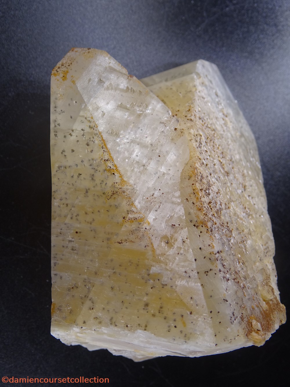 Calcite (Mont sur Marchienne) 4 mineraux meteorites macle calcite mont sur marchienne