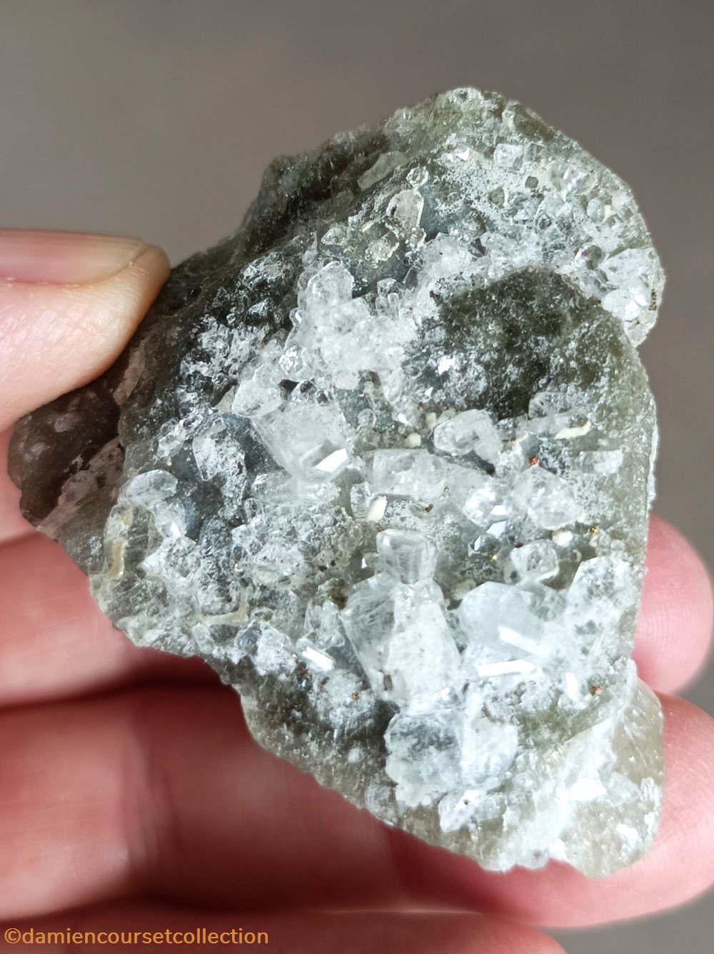 mineraux meteorites topaze sur apatite