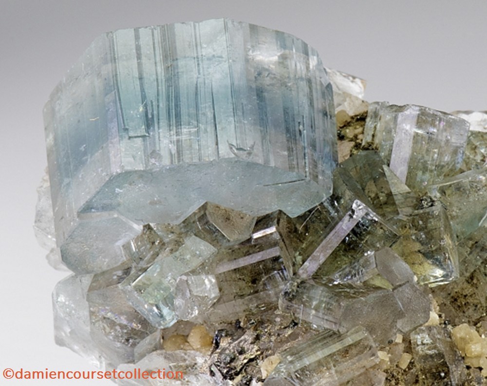 Apatite bleue 4 mineraux meteorites fluorapatite apatite bleue