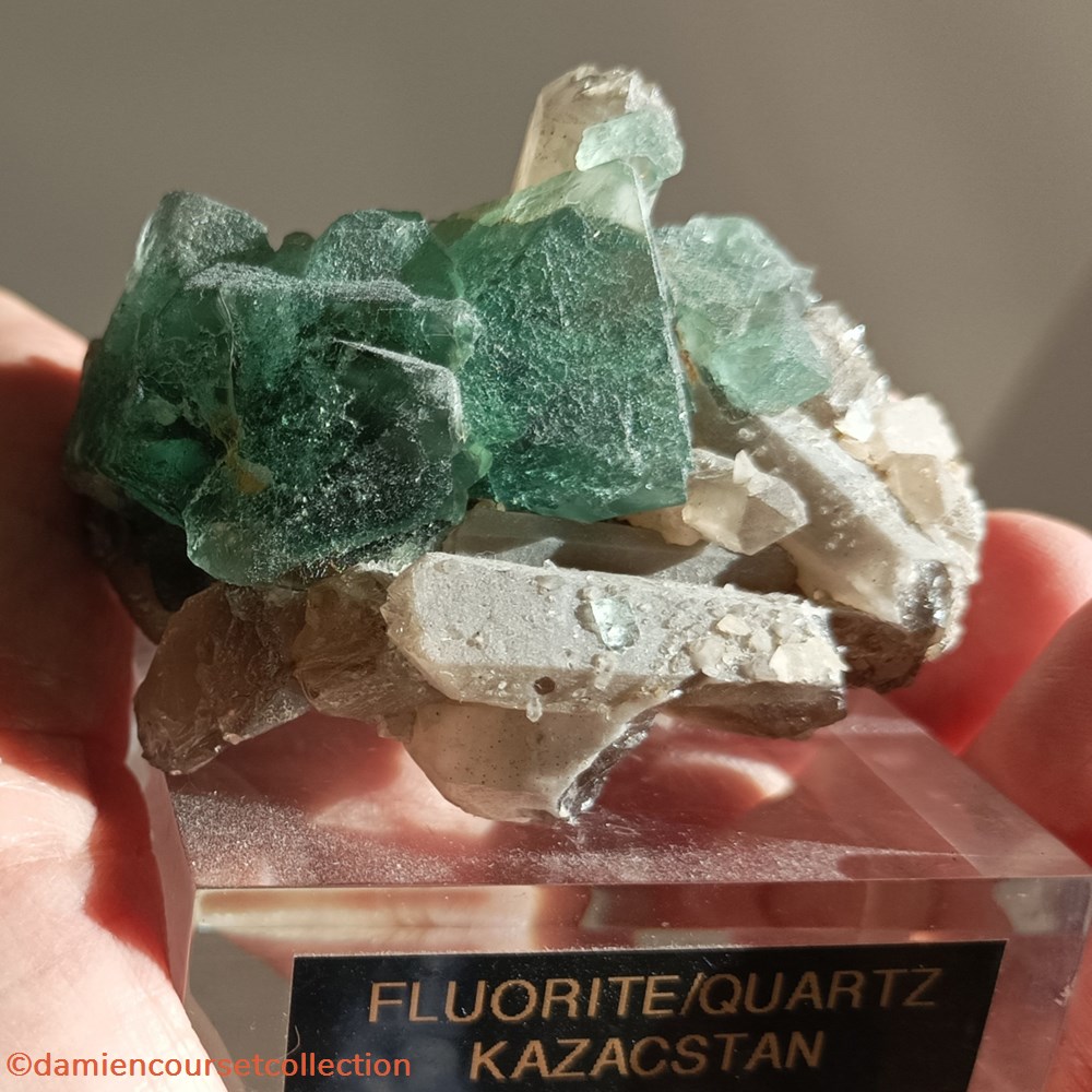 mineraux meteorites fluorite et quartz