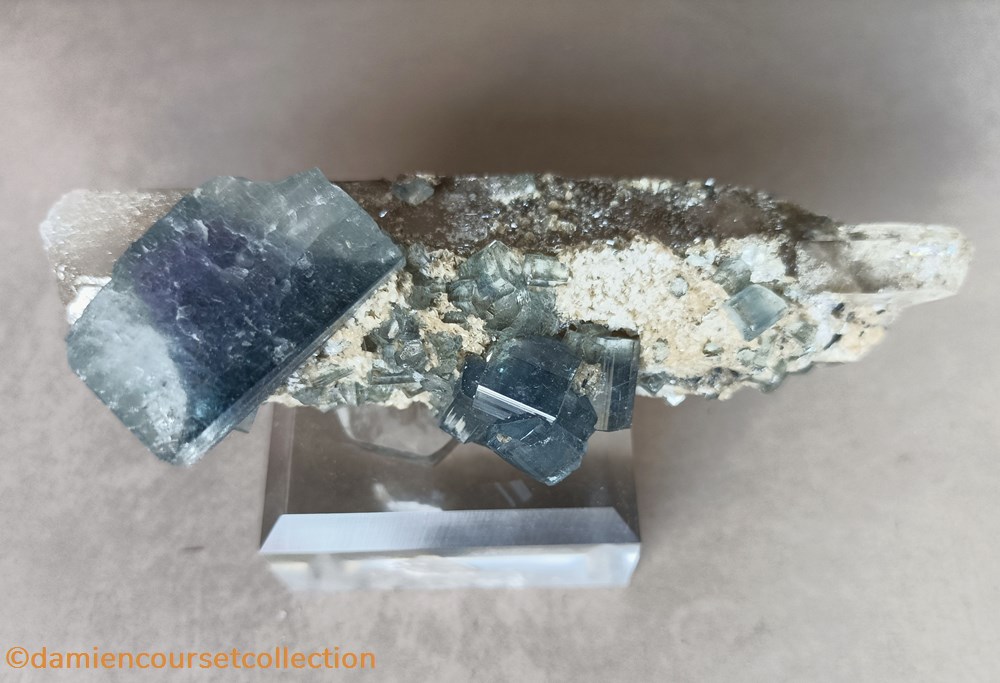 mineraux meteorites apatite sur quartz