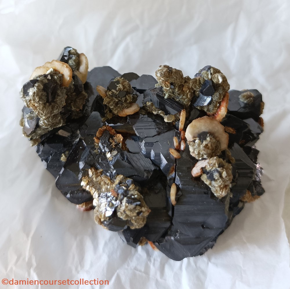 Sphalérite brillante, Siderite et Muscovite 4 mineraux meteorites sphalerite brillante siderite et muscovite