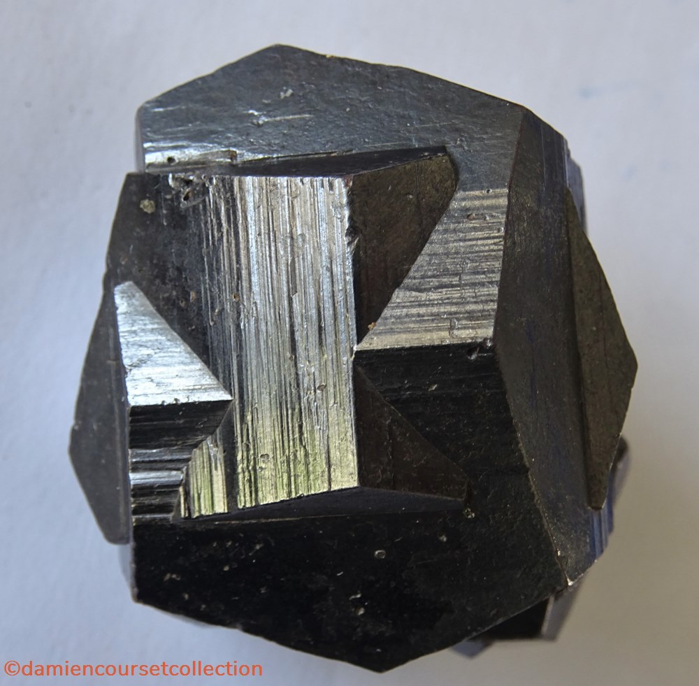 mineraux meteorites pyrite croix de fer