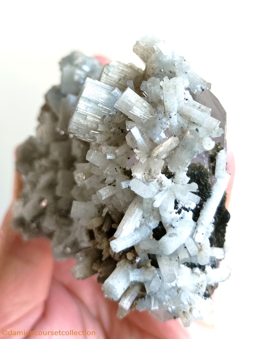 Grande Apatite fibreuse 3 mineraux meteorites fluorapatite grande apatite fibreuse