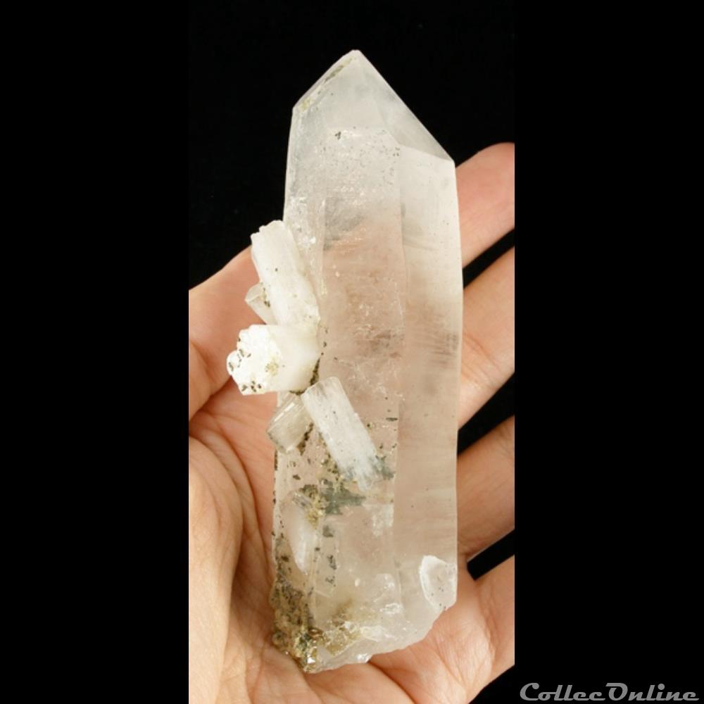 Apatite sur Quartz 4 mineraux meteorites fluorapatite apatite sur quartz