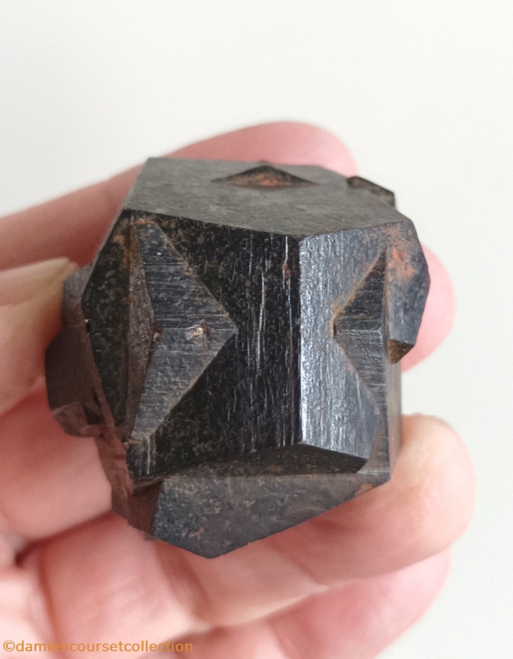 Pyrite "croix de fer" mineraux meteorites pyrite croix de fer
