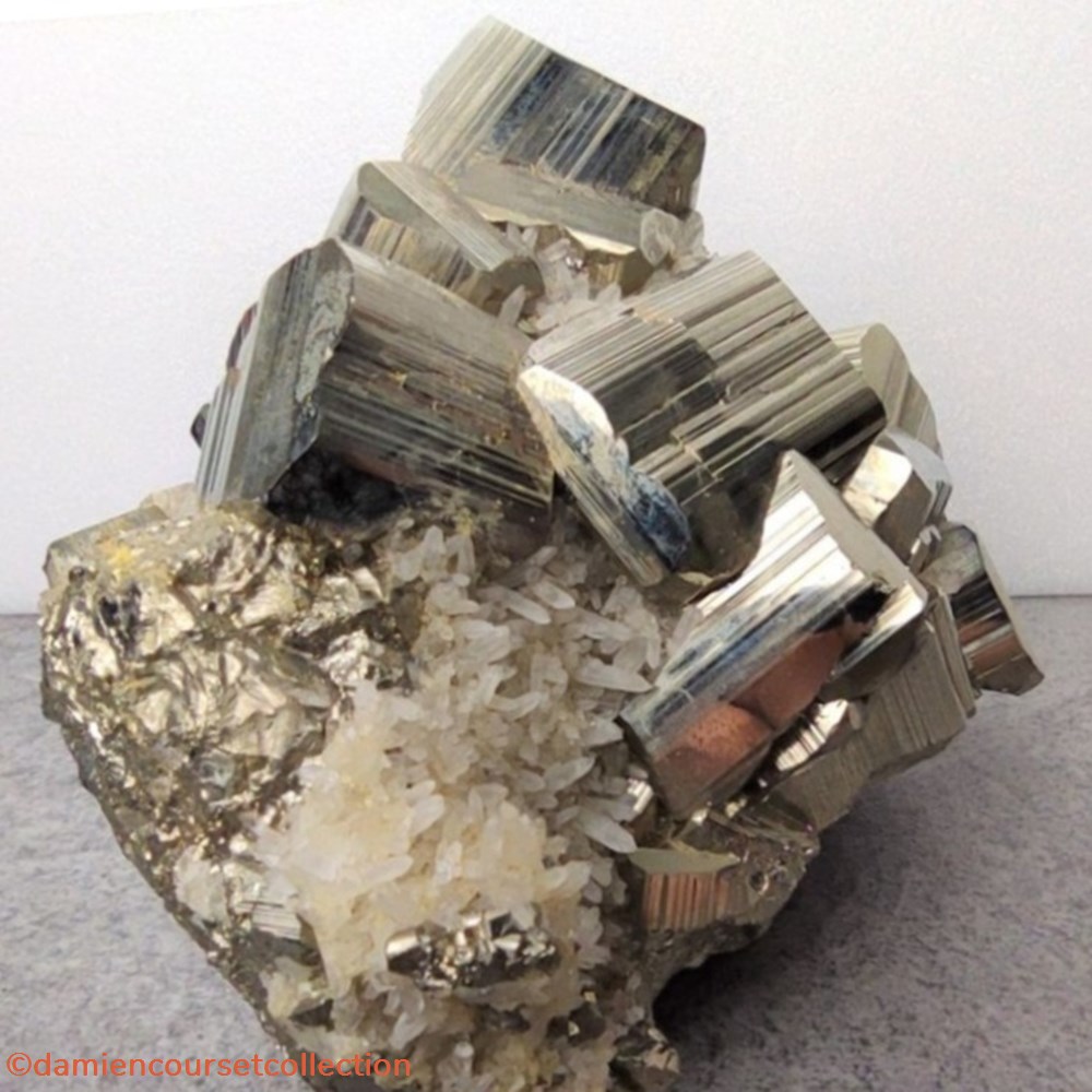 mineraux meteorites pyrite et quartz perou