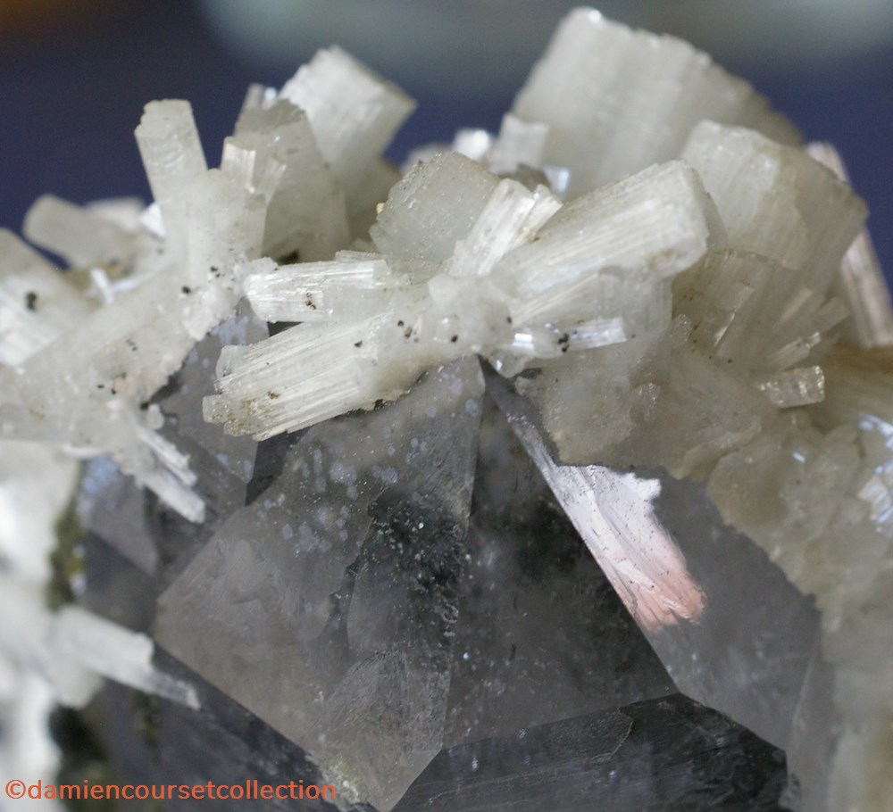 Grande Apatite fibreuse 5 mineraux meteorites fluorapatite grande apatite fibreuse