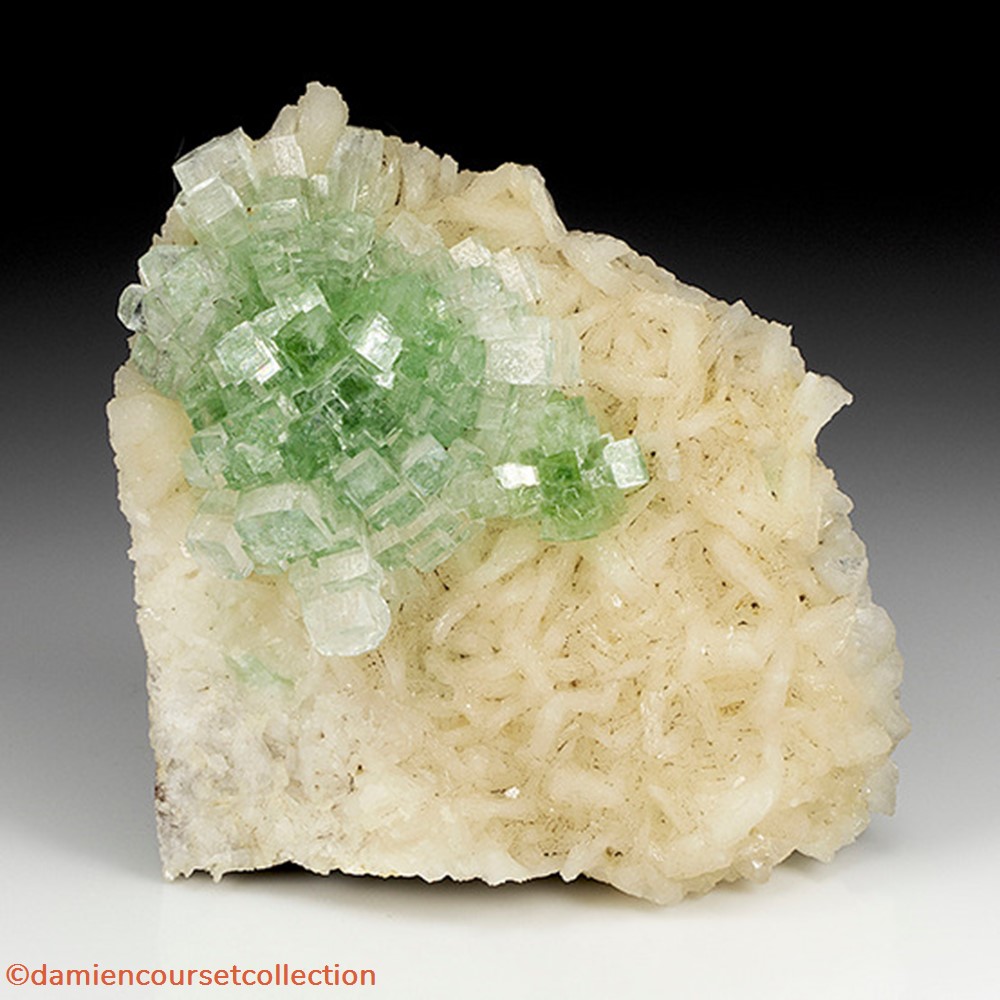 Apophyllite "Discoball" et Stilbite mineraux meteorites fluorapophyllite k apophyllite discoball et stilbite
