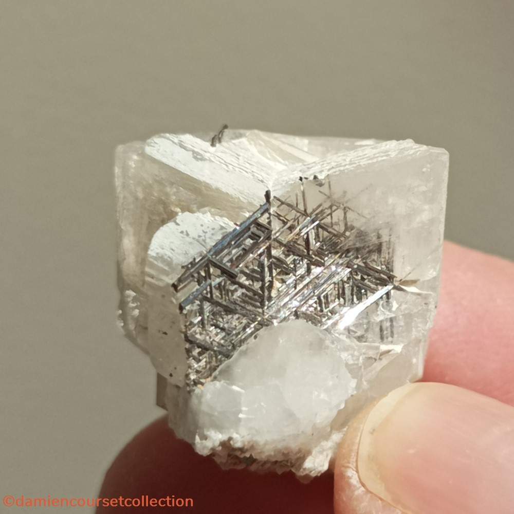 Adulaire et Rutile (Sagenite) 4 mineraux meteorites orthoclase adulaire et rutile sagenite