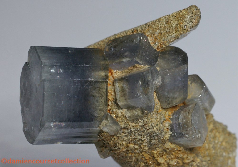 mineraux meteorites fluorapatite apatite bleue sur quartz