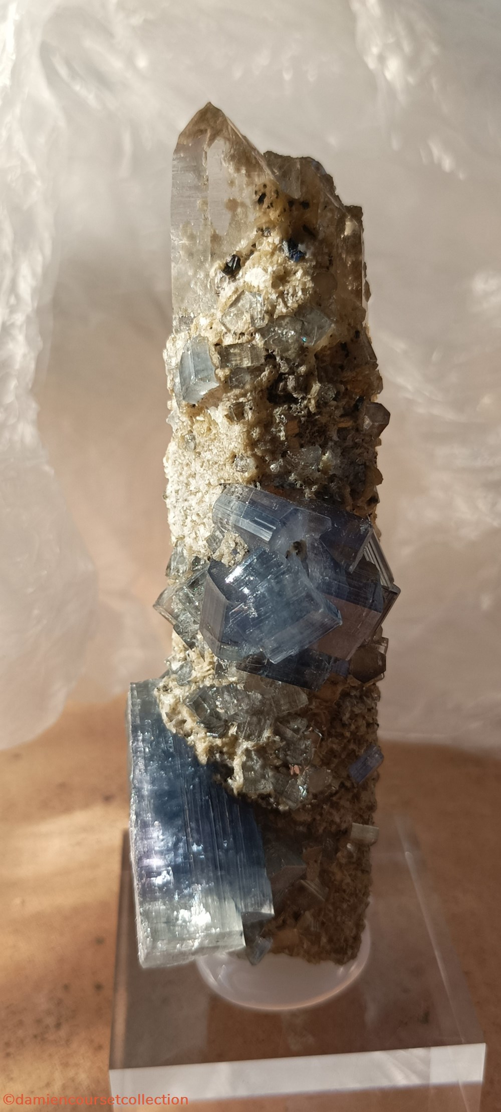 mineraux meteorites apatite sur quartz