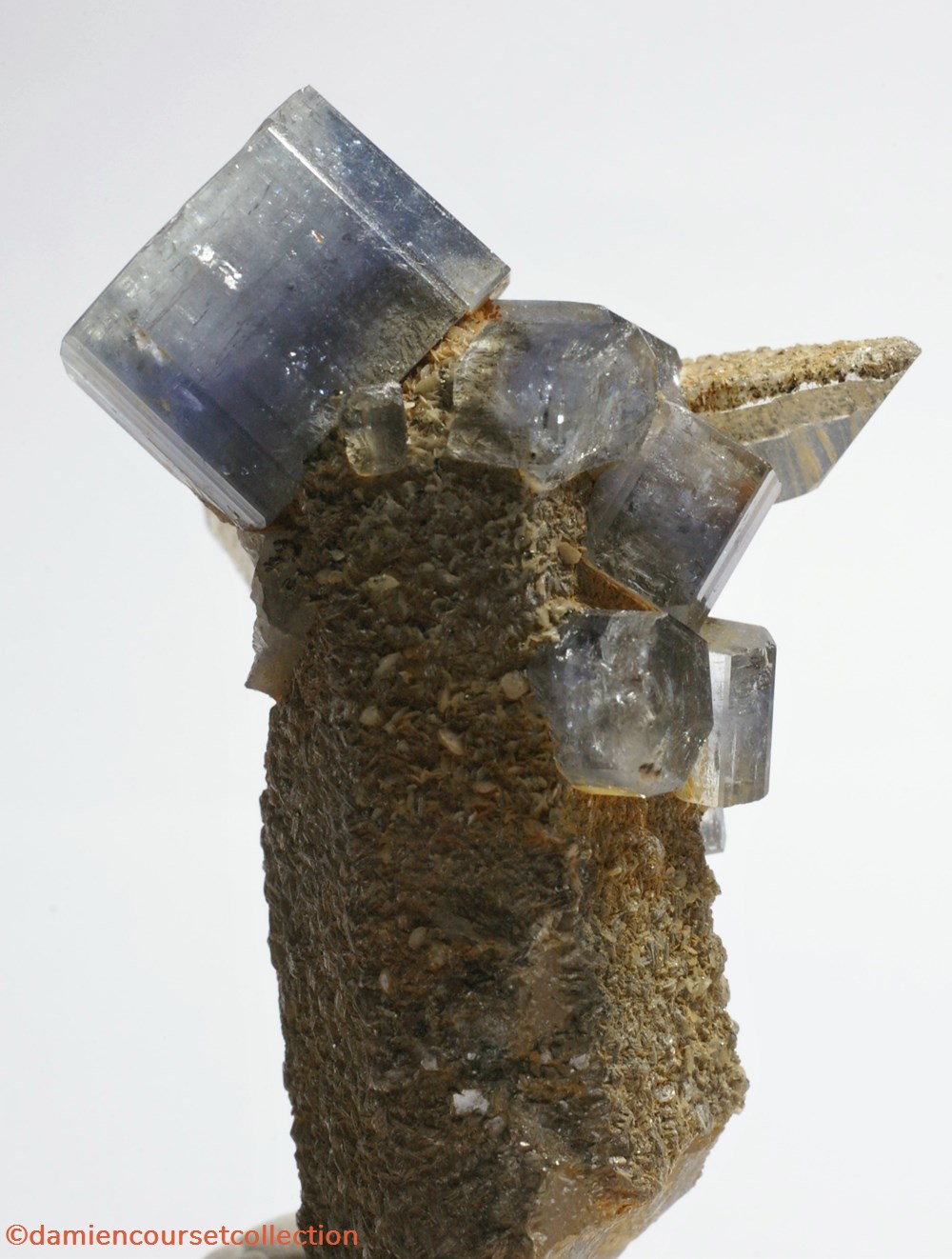 mineraux meteorites fluorapatite apatite bleue sur quartz