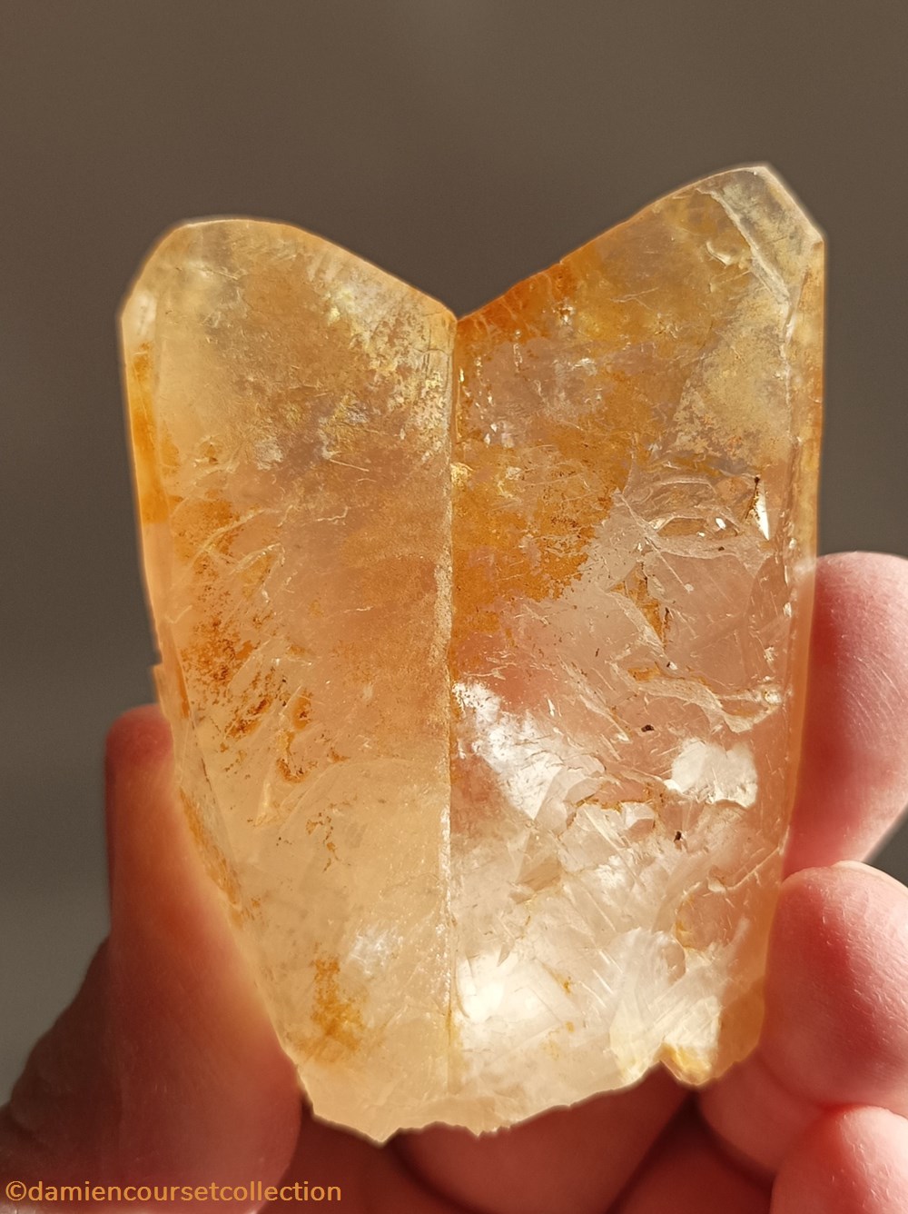 Calcite, Vaiges (Mayenne) 2 mineraux meteorites macle calcite vaiges mayenne