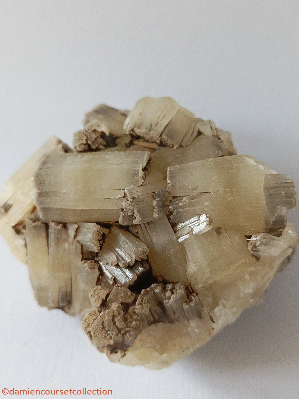 mineraux meteorites fluorapatite apatite fibreuse
